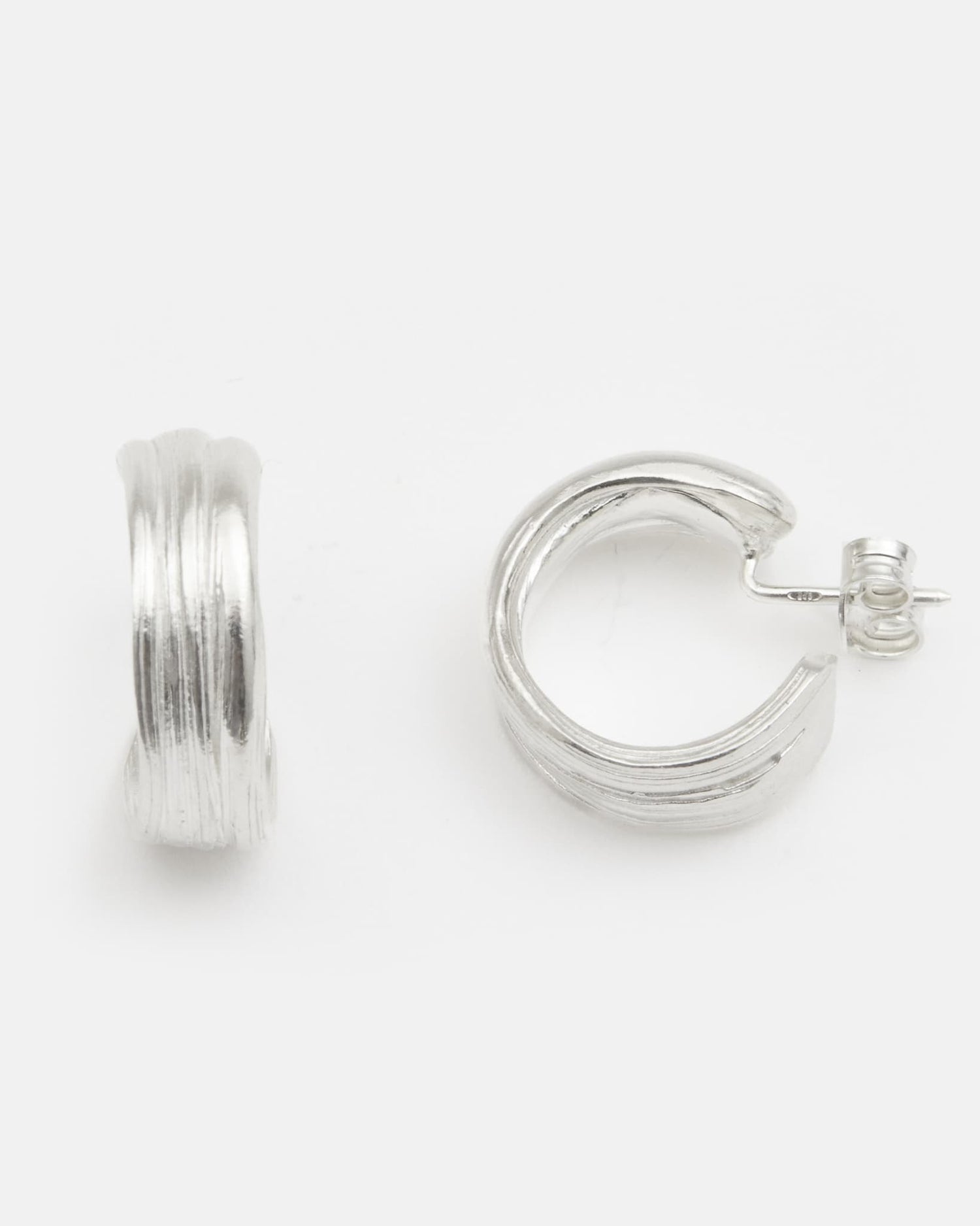 LMJ Layer Hoops in silver – clean, sculptural design with engraved texture