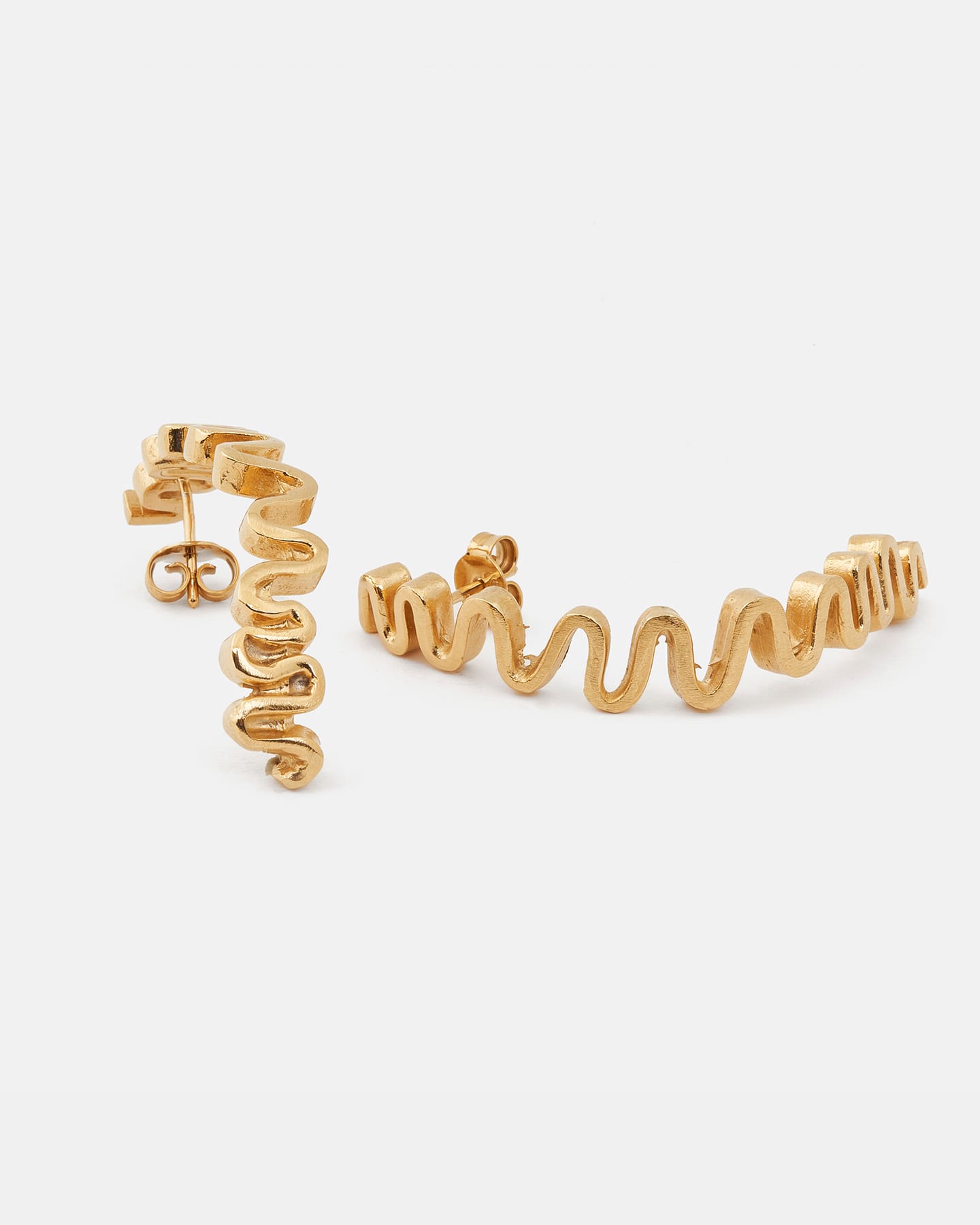 Gold Arpa long earrings with organic wavy design