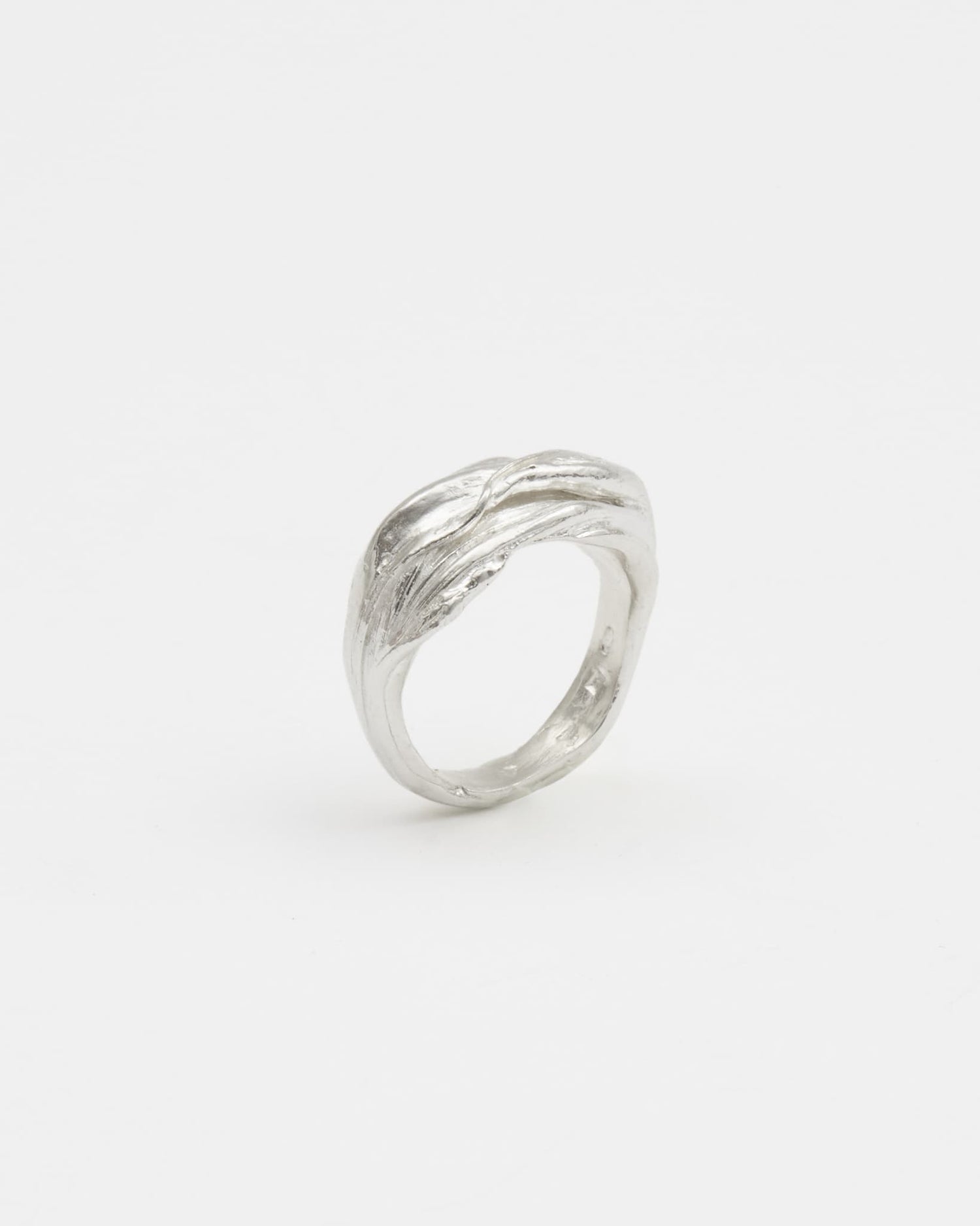 LMJ Baccello Ring in silver – handcrafted with flowing architectural texture