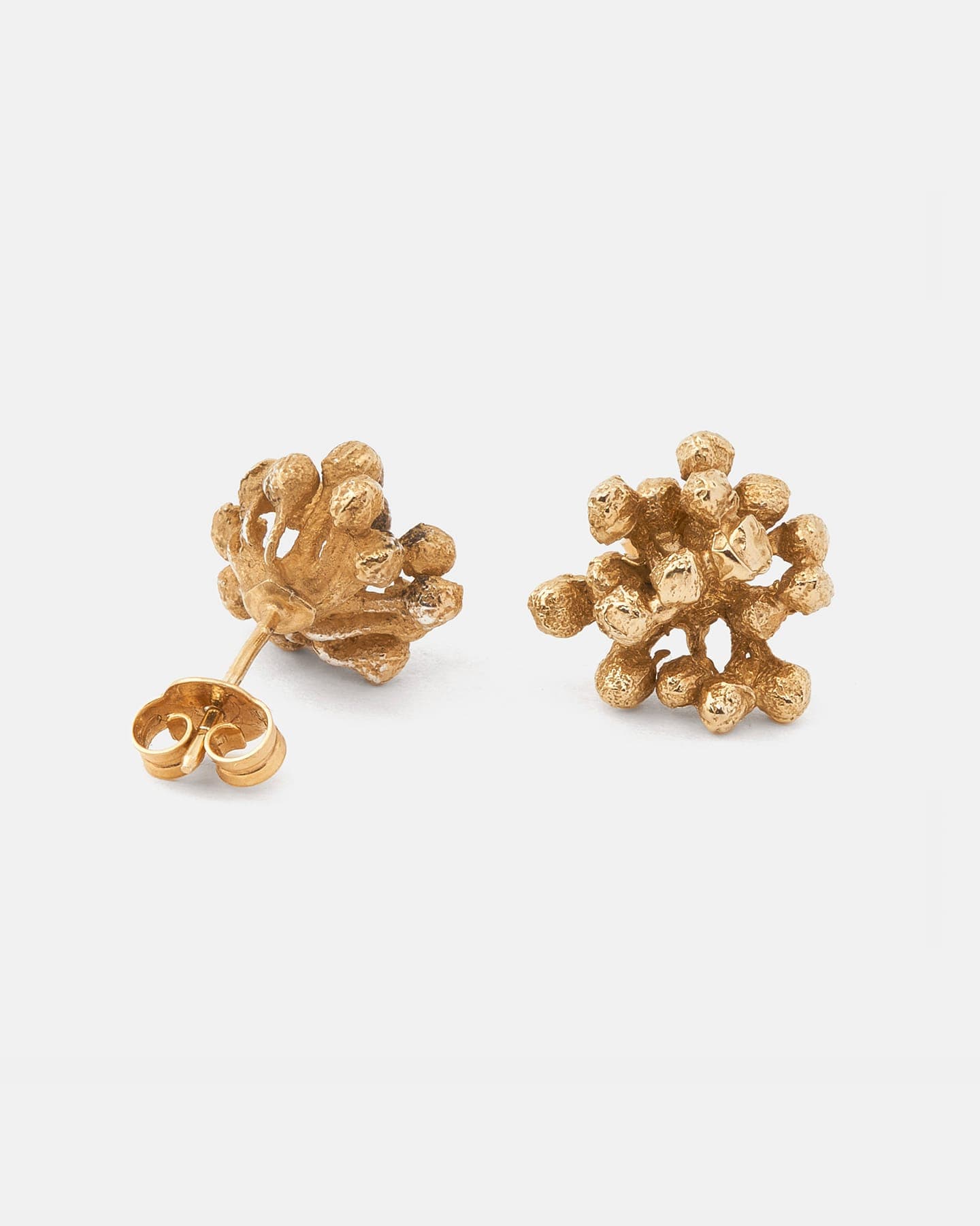 LMJ Bouquet Maxi in Gold: flower-shaped earrings on a white background