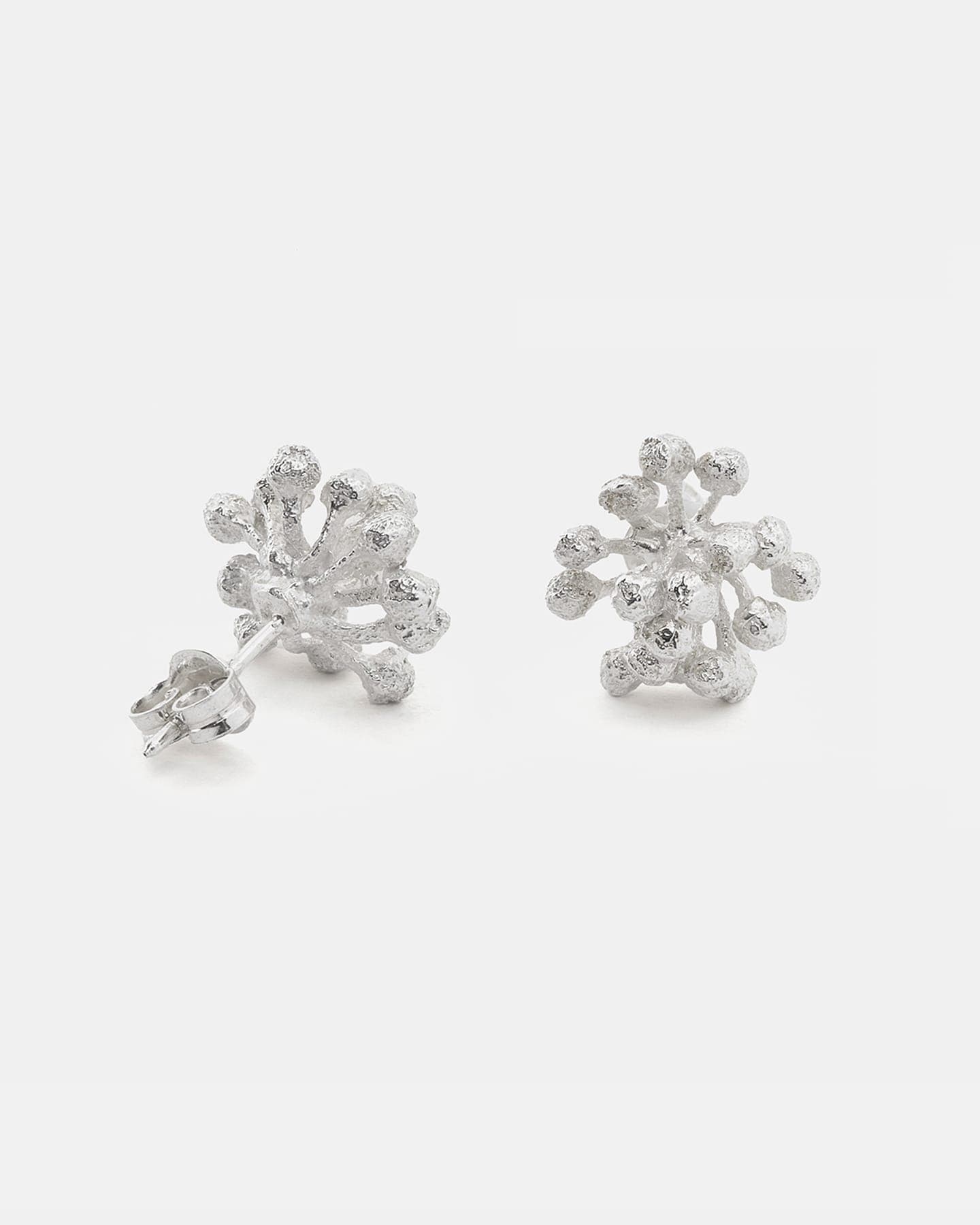 LMJ Bouquet Maxi in Silver: flower-shaped earrings on a white background