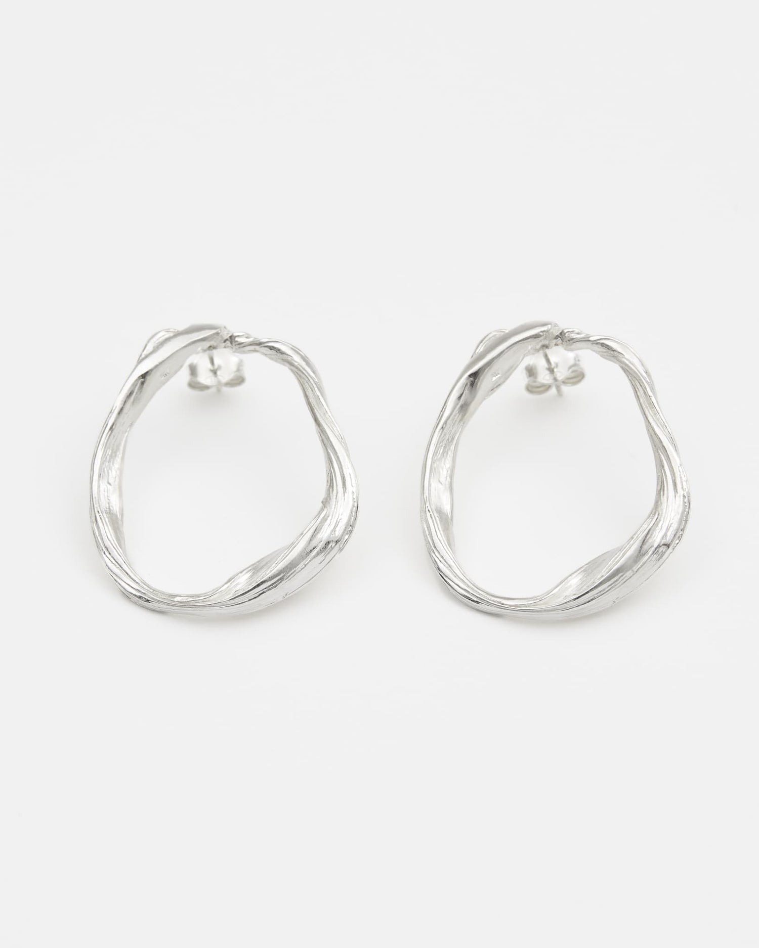 LMJ Curl Earrings in silver – minimalist yet expressive with sculpted texture