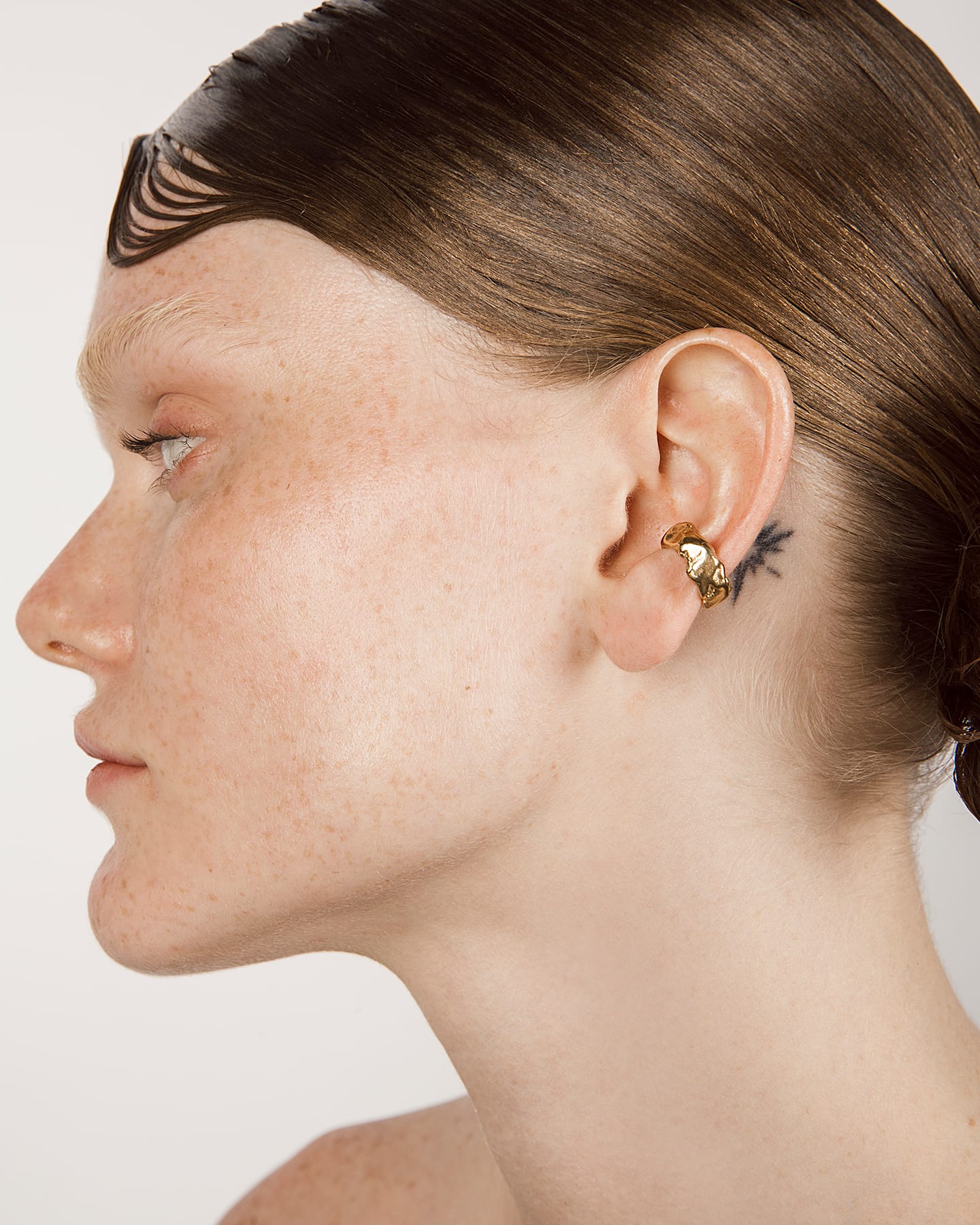 LMJ Earth Earcuffin gold worn by a model