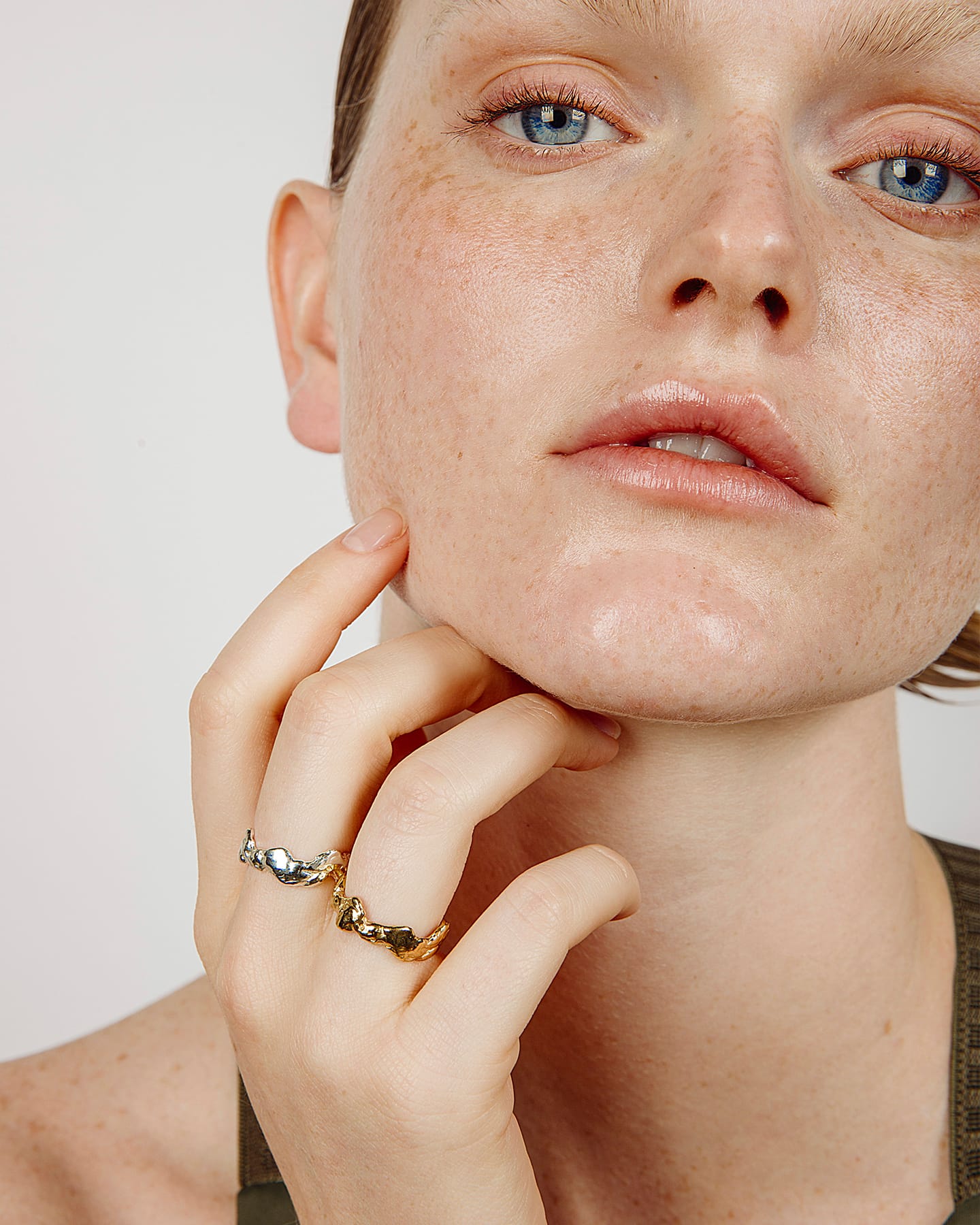 LMJ Lava Ring in Silver and gold in the hands of a model 