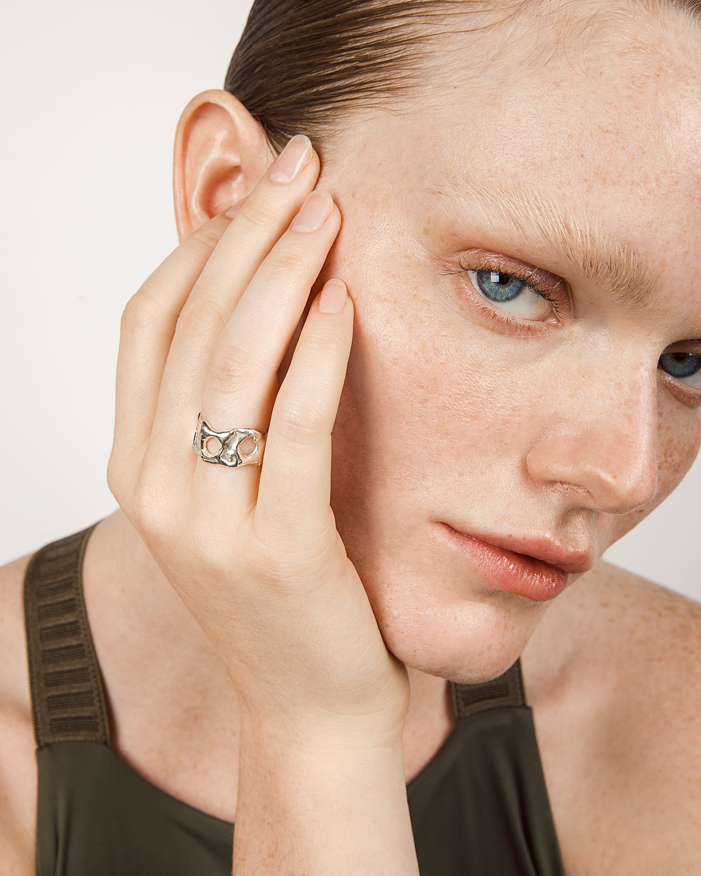 LMJ Silver Nebula Maxi handmade ring on a model