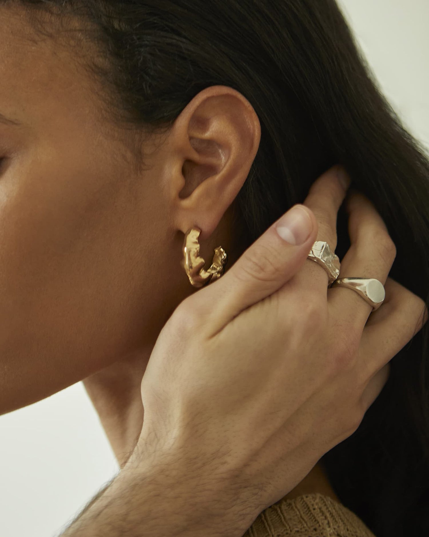 LMJ Flow Ring in silver on a model with the oval and flow rings 