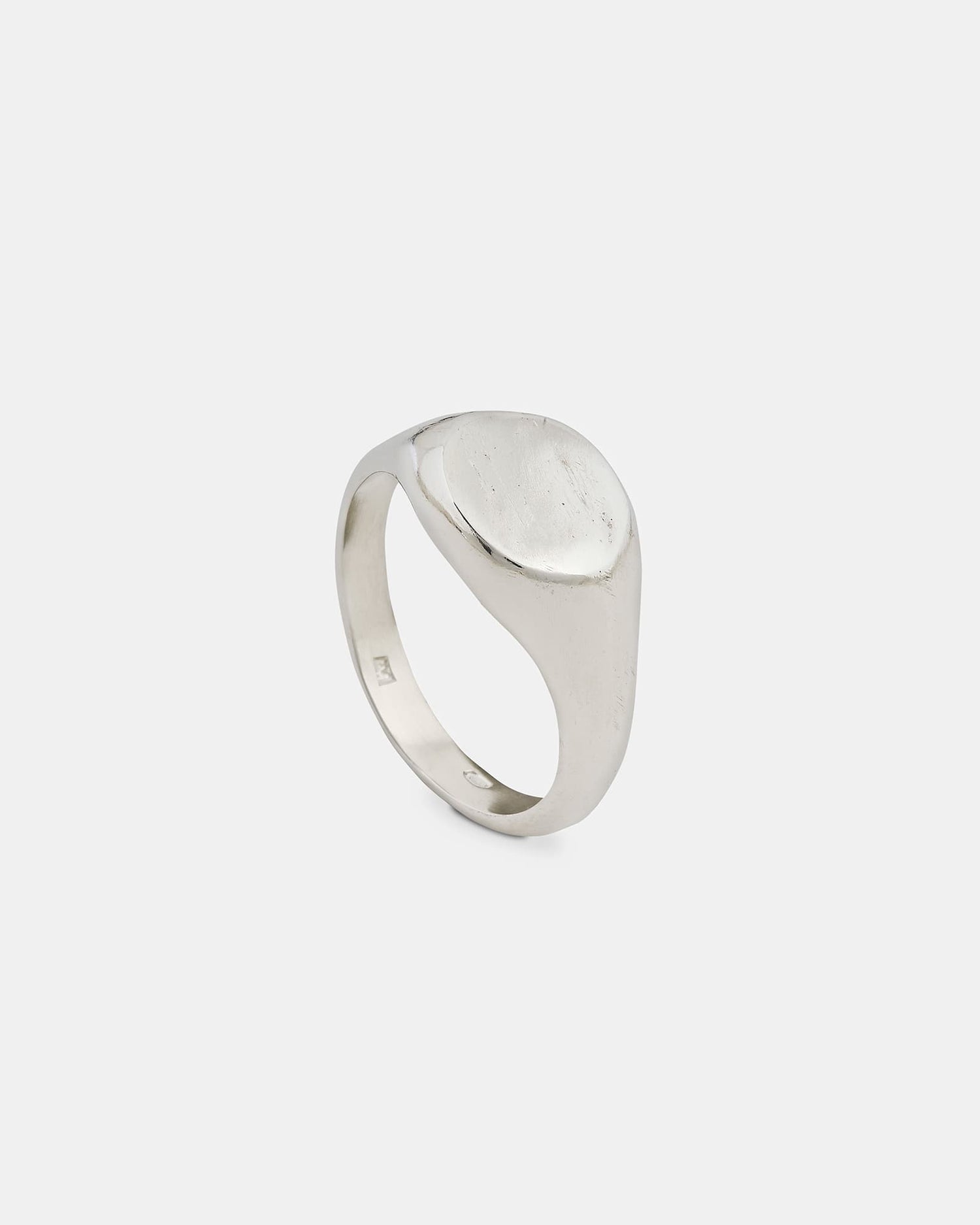 LMJ Oval Signet Ring in silver – minimalist and masculine with a polished face
