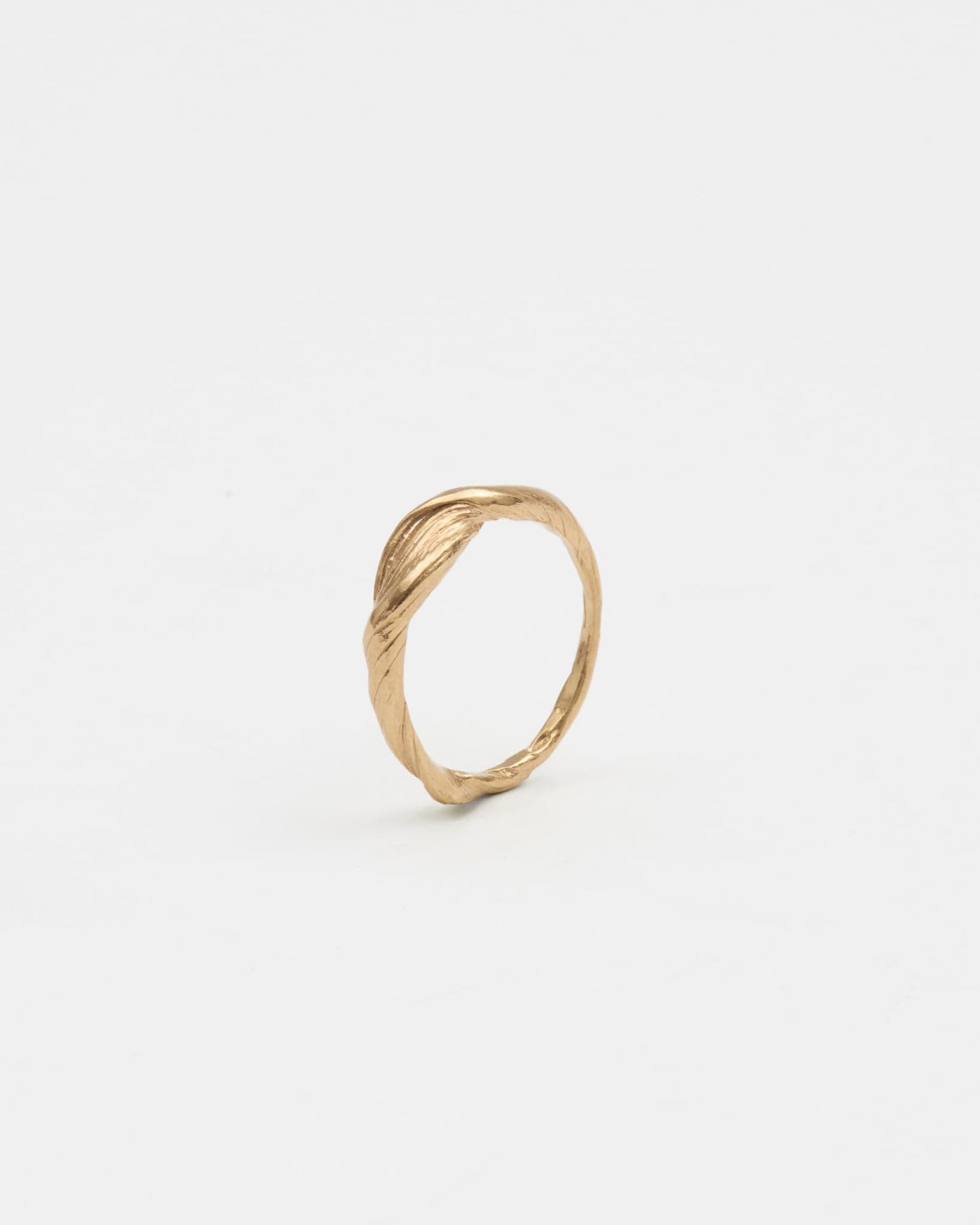 LMJ Petalo Mini Ring in gold – delicate form with flowing engraved design
