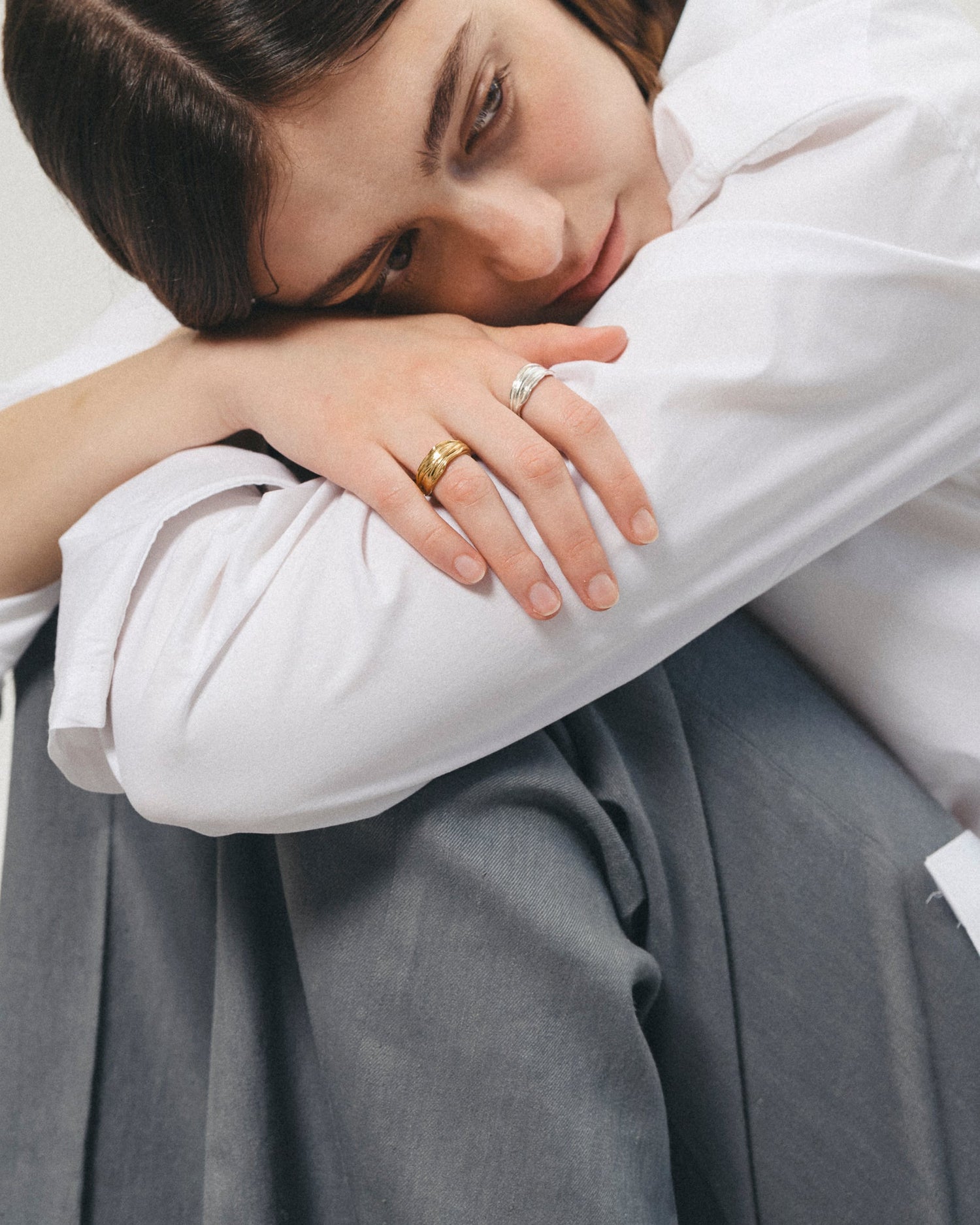Model wearing LMJ Petalo Ring in silver and gold – mixed textures for layered expression