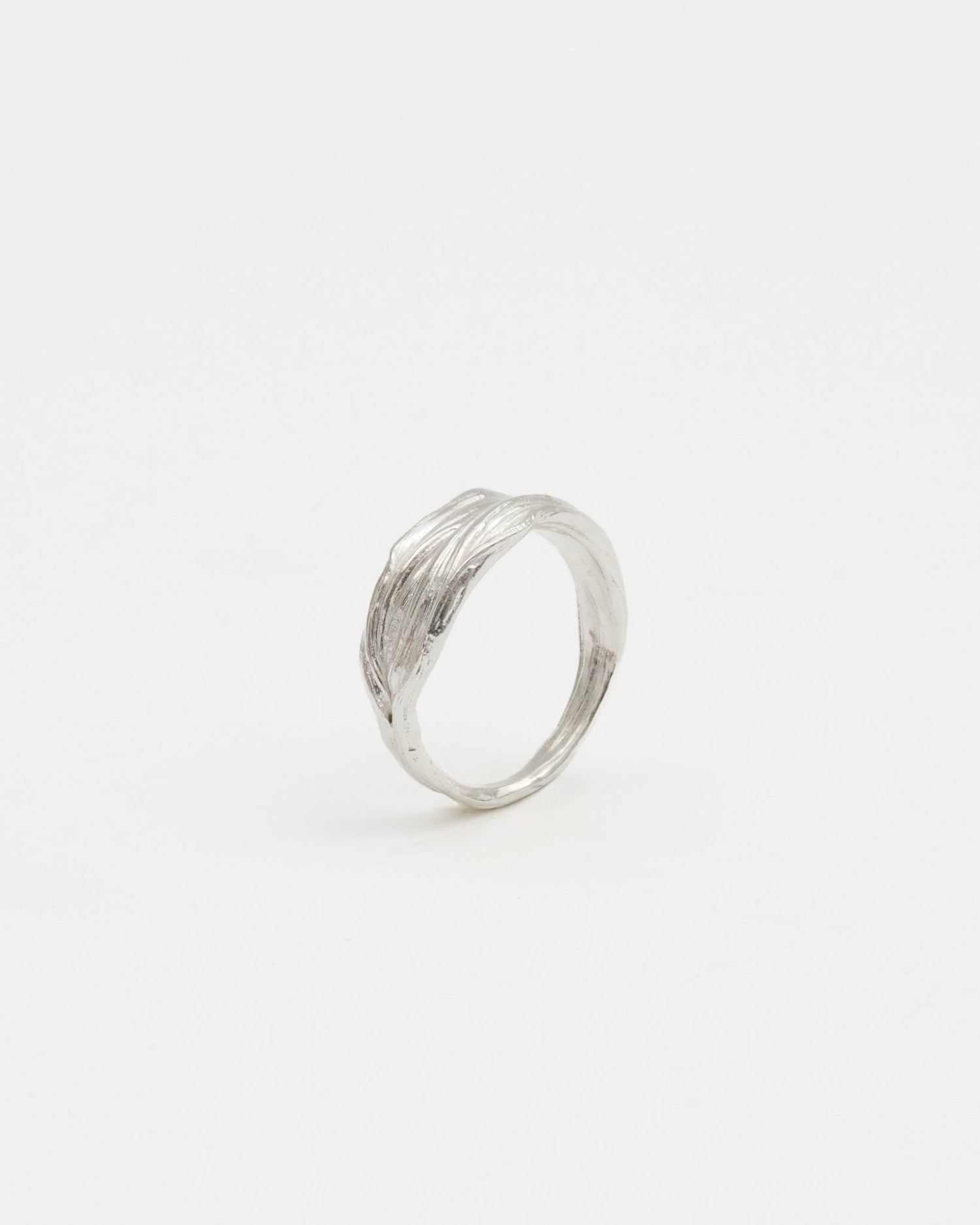 LMJ Petalo Ring in silver – handcrafted detail meets modern organic flow
