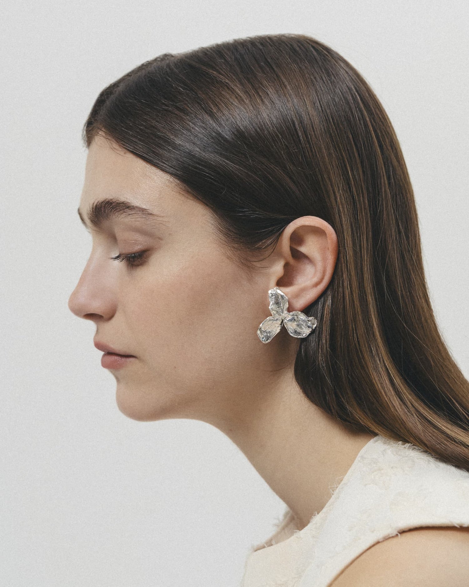 Model wearing LMJ Trifoglio Maxi Earrings in silver – expressive petals for a modern look