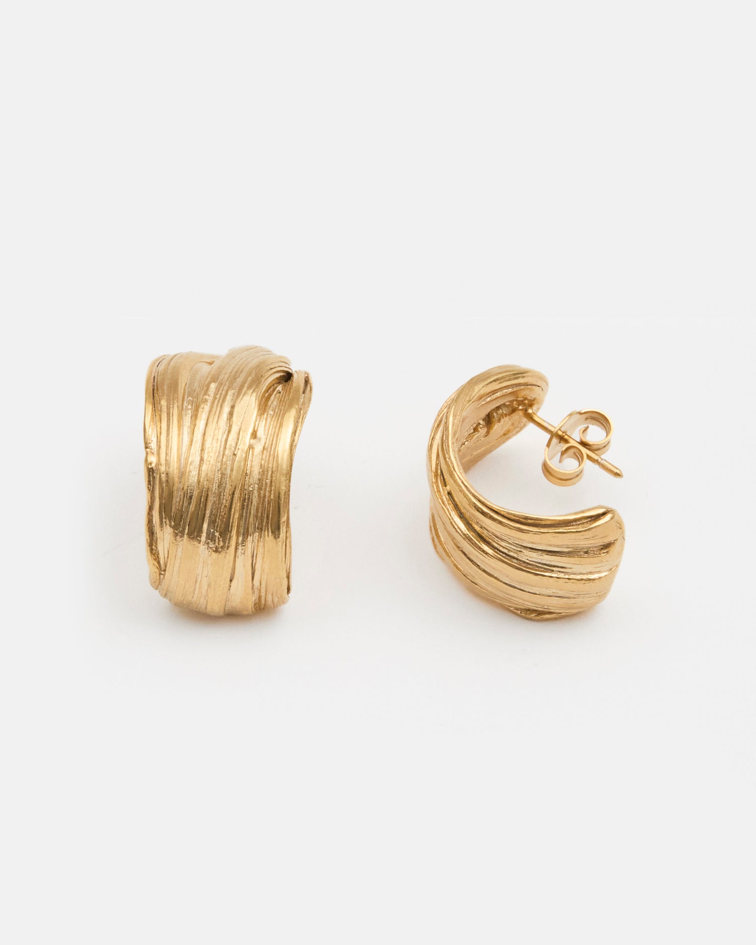 LMJ Twist Earrings in gold – bold texture with a fluid silhouette