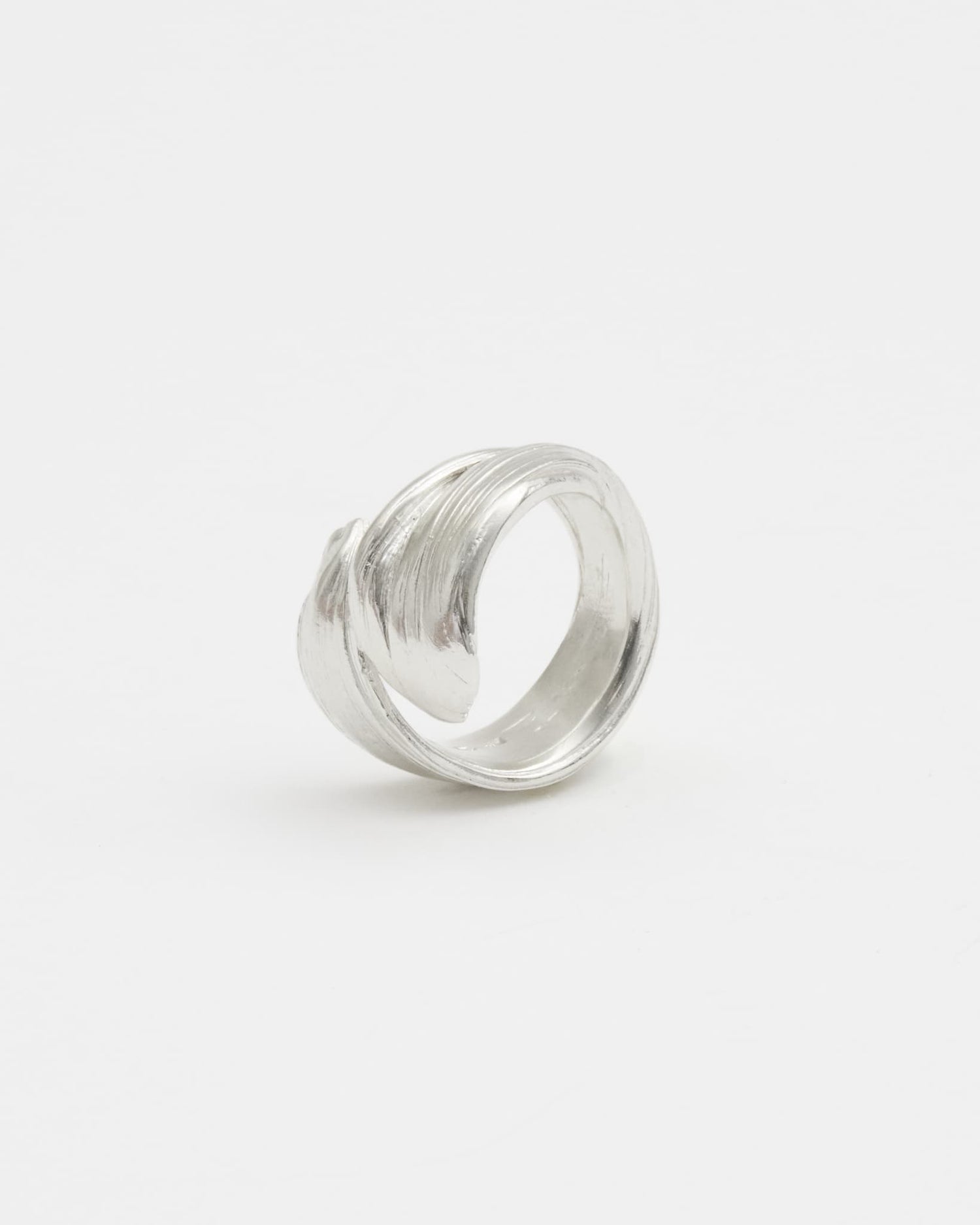 LMJ Twist Ring in silver – soft sculptural profile with a modern edge